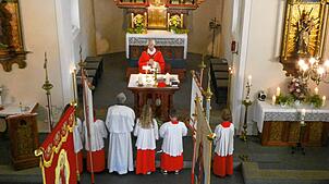 Der gut besuchte Festgottesdienst zum Patrozinium in Brenden wird von Pater Matthias Hanisch zelebriert. Fotos: Sigrid Enderle