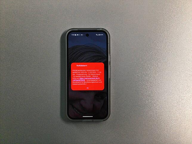 Textblock in weißer Schrift auf rotem Grund, dazu ein durchdringender Alarmton. Auf Smartphones ist die 11-Uhr-Meldung zum Warntag markant.
