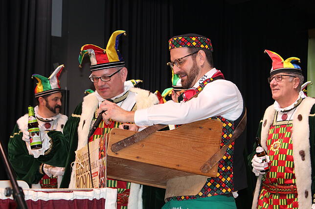 Neu-Narrenwirt Markus Buhl verspricht Narrenrichter Jürgen Koterzyna (2. von links) während der Fasnet nur das Beste aus seinem ...