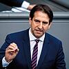 Andreas Jung (CDU) spricht während einer Sitzung des deutschen Bundestages zu den Abgeordneten.