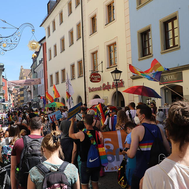 Der Umzug zieht durch die Hussenstraße.
