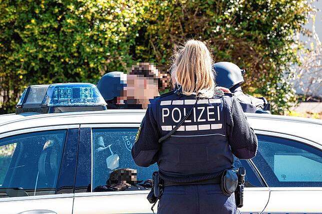 Der junge Mann im Hintergrund soll bereits eine mehrjährige Haftstrafe abgesessen haben. Am Ostermontag wurde er erneut festgenommen. ...