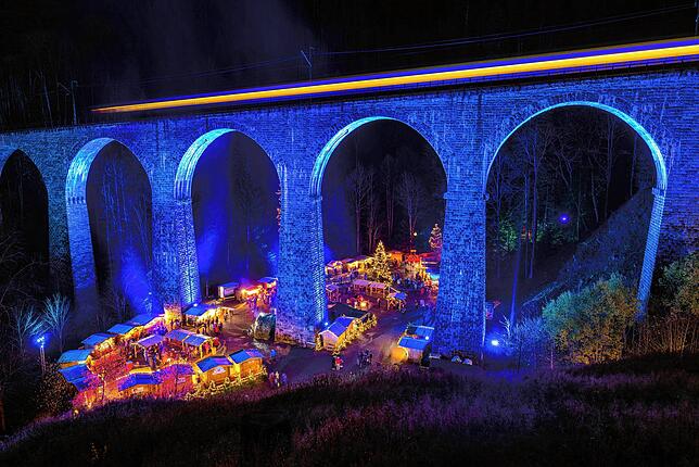 Der Weihnachtsmarkt verwandelt die Ravennaschlucht im Schwarzwald in eine winterliche Märchenwelt.