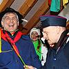 Der Todtmooser Bürgermeister Marcel Schneider (links) wird von Narrenpolizist Stefan vom Höfle in acht Punkten angeklagt.