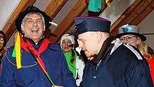 Der Todtmooser Bürgermeister Marcel Schneider (links) wird von Narrenpolizist Stefan vom Höfle in acht Punkten angeklagt.
