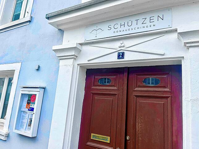 An der Hauswand des „Schützen“ soll die gewonnene Plakette bald hängen. Gut sichtbar für die Außenwelt.