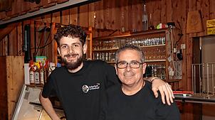 Alessandro und Salvatore Tancredi (von links) sind im „Ackerloch Grillschopf“ das familiäre Gespann für den Service und in der Küche.