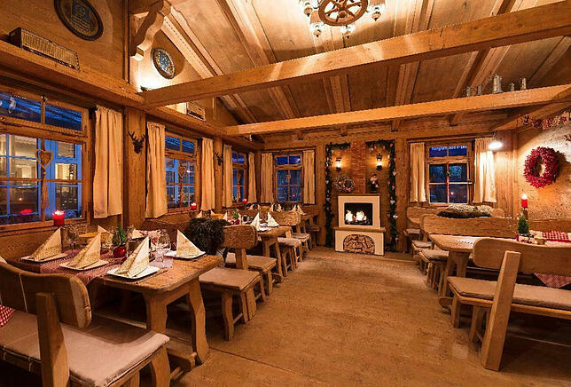 Das Chalet lädt zum geselligen Beisammensein bei Käsefondue ein.