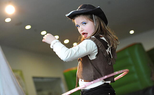 Ein Mädchen verkleidet sich als Cowboy. Bisher ein harmloses Vergnügen, wenn da nur nicht der Revolver wäre....