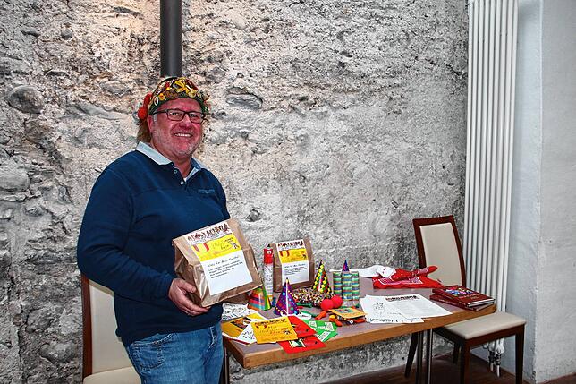 Zunftschreiber Jörg Sigmund präsentiert das Hausball-Paket der Narrizella.