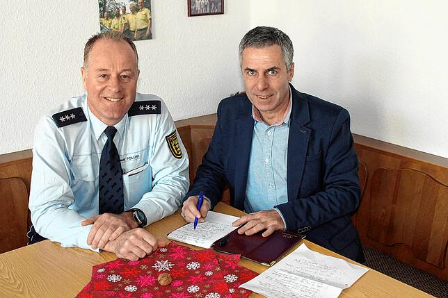 Thomas Weißhaar, der neue Leiter des Polizeipostens Blumberg, im Gespräch mit SÜDKURIER-Reaktionsleiter Bernhard Lutz. Bild: Reiner Baltzer