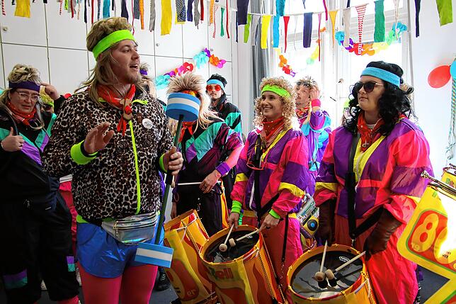 Bild 3: Viel Musik und gute Laune: Närrische Musiker bringen Fasnachtsstimmung in die SÜDKURIER-Redaktion