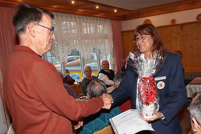 Zwei, die sich um das Rote Kreuz in Mönchweiler sehr verdient gemacht haben: Vorsitzende, jetzt Ehrenvorsitzende Sandra Banschbach dankt ...
