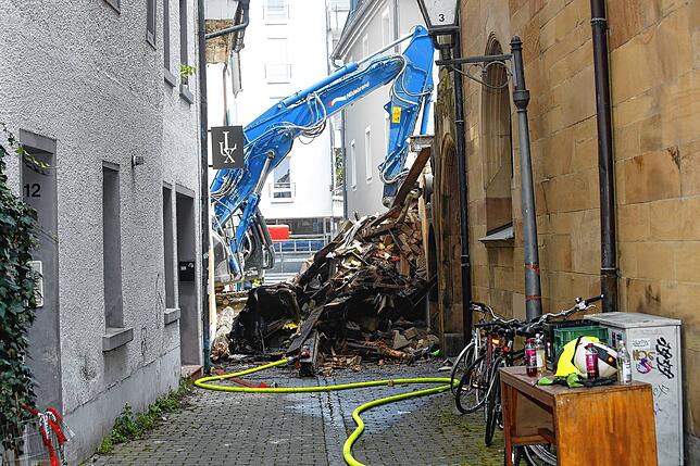 Blick in die Gasse „Vor der Halde“. Von dieser Seite aus werden die Abbrucharbeiten des Hinterhofgebäudes gemeistert.