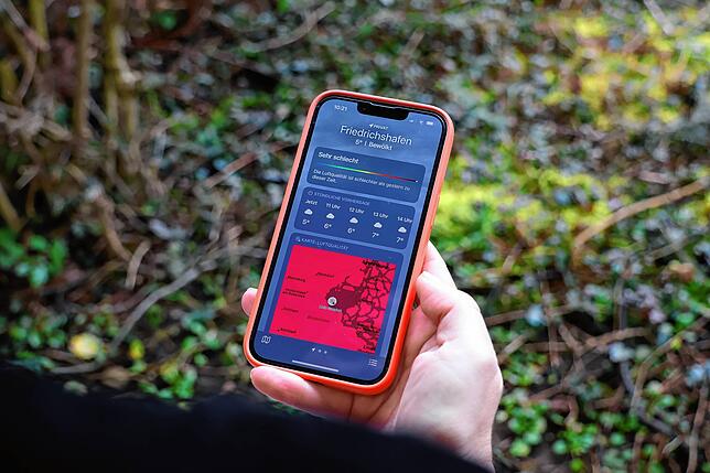 Das Mobiltelefon zeigt: Die Luftqualität in der Region Oliver Dietzeist aktuell sehr schlecht.