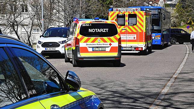 Bei einem starken Bremsmanöver eines Linienbusses werden Fahrgäste verletzt. Um einen Zusammenstoß mit einer rückwärts aus einer ...