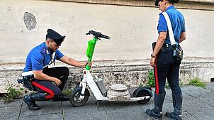 Zwei Carabiniere stehen neben einem E-Scooter, auf dem eine antiken Marmorsockelplatte liegt. Die Carabinieri hatten einen deutschen ...
