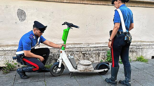 Zwei Carabiniere stehen neben einem E-Scooter, auf dem eine antiken Marmorsockelplatte liegt. Die Carabinieri hatten einen deutschen ...