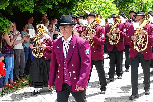 Bild 8: Jubiläumsumzug zum 175. Geburtstag der Musikkapelle Mundelfingen krönt vier stimmungsvolle Tage.