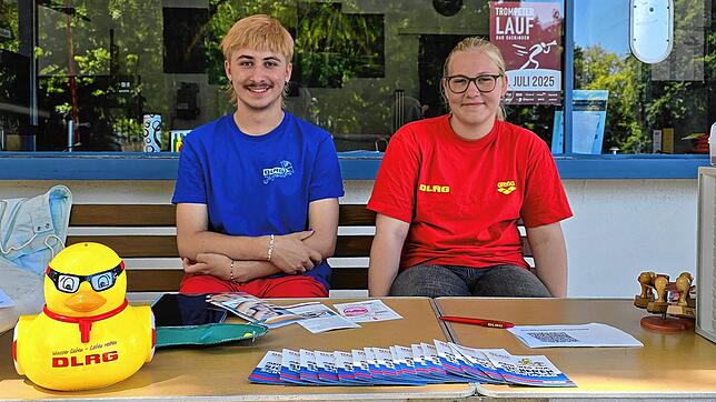 Pitt und Anneke Schulz von der Jugendabteilung der DLRG-Ortsgruppe Bad Säckingen koordinierten die Anmeldungen für die Abnahme des ...