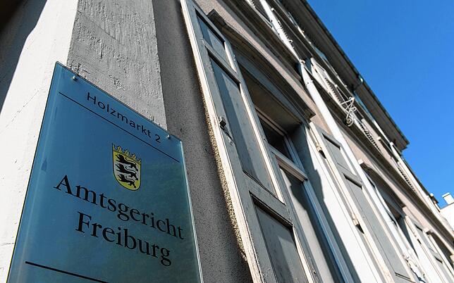 Das Amtsgericht in Freiburg kann seit Anfang Juni deutlich schneller kleinere Straftaten verurteilen: Die Verdächtigen können schon ...