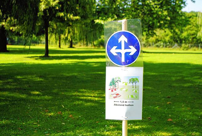 1,50 Meter Abstand gelten auf den Liegewiesen der Freibäder.