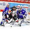 Im Heimspiel gegen die Kölner Haie konnten sich die Schwenninger Wild Wings mit 3:2 durchsetzen. Hier kämpft SERC-Spieler Tylor Spink ...