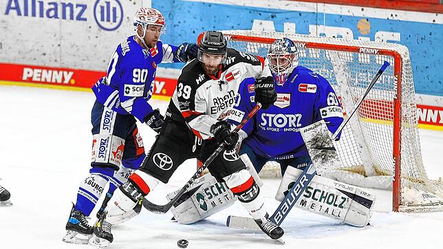 Im Heimspiel gegen die Kölner Haie konnten sich die Schwenninger Wild Wings mit 3:2 durchsetzen. Hier kämpft SERC-Spieler Tylor Spink ...