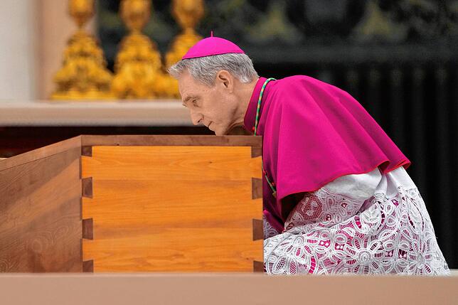 Georg Gänswein, Kurienerzbischof und langjähriger Privatsekretär des verstorbenen emeritierten Papst Benedikt XVI., kniet am Sarg des ...