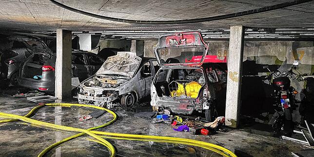 (Archivbild) Bei dem Brand am 22. Juli 2023 in einer Tiefgarage in Petershausen wurden mehrere Fahrzeuge komplett zerstört.