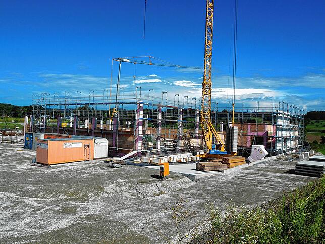Auch an der Baustelle von Edeka in Lottstetten ragen die Kräne in die Höhe.