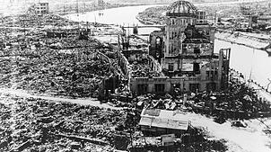 Hiroshima gegen Ende des Zeiten Weltkrieges. Das Foto zeigt das Gebäude, das bis zum 6. August 1945 der Industrieförderung der Präfektur ...