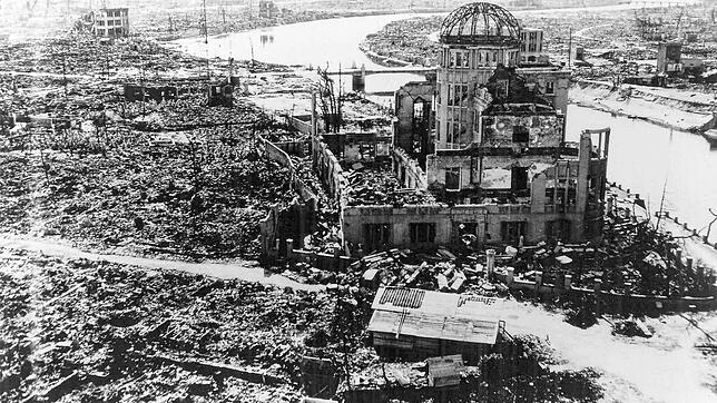 Hiroshima gegen Ende des Zeiten Weltkrieges. Das Foto zeigt das Gebäude, das bis zum 6. August 1945 der Industrieförderung der Präfektur ...
