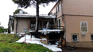 Beim Brand am Wochenende kann die Feuerwehr ein Übergreifen der Flammen auf das Hauptgebäude verhindern.