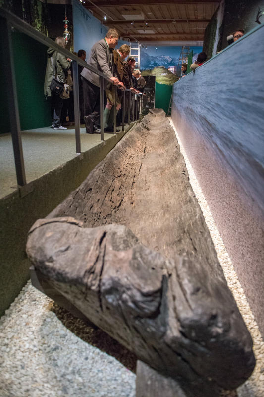 In den 80er-Jahren entdeckt: Der 3000 Jahre alte Einbaum, der jetzt im bayerischen Kloster Ettal gezeigt wird.