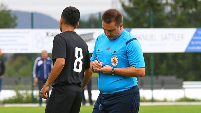 Spielabbruch: Schiedsrichter Markus Metzger (hier ein Archivbild) fühlte sich beim SV Rheintal bedroht und beendete die Partie gegen den ...