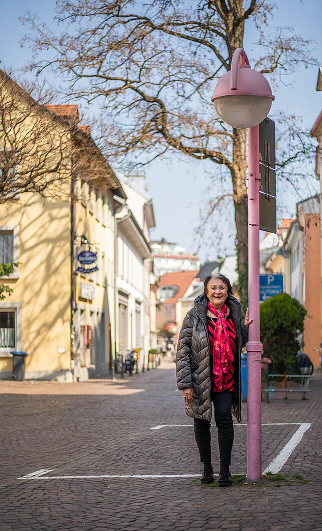 In Stadelhofen schlägt auch das Konstanzer Künstlerherz, sagt Ruth Frenk: Ein Beispiel dafür sind die bunten Laternen in der ...