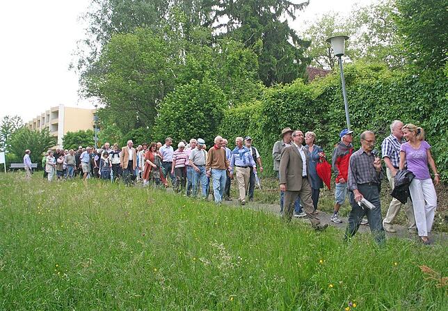Rund 60 Bürger waren im Mai 2012 auf Initiative der SPD-Fraktion zum politischen Spaziergang an die Obere St.-Leonhard-Straße gekommen.