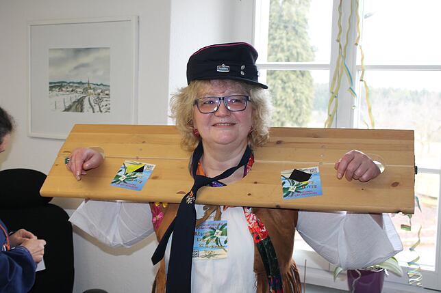 Wer stellt den Feuerwehrmann für das Bürgerhaus bei Veranstaltungen? Wohl die Ortsvorsteherin selbst. Noch Monika Winterhalder im ...