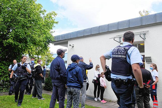 Bild 2: Was für ein Start: Neues Corona-Testzentrum wird überrannt. Am Ende rückt die Polizei an