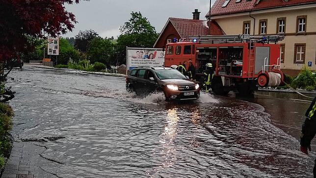 Ein Unwetter am Montag, 21. Juni, hinterlässt großen Schaden in Bonndorf. Auch Straßen wurden überschwemmt. Die Feuerwehr war im ...