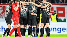 Der FC Bayern siegte knapp gegen den FC Freiburg in der Fußball-Bundesliga.