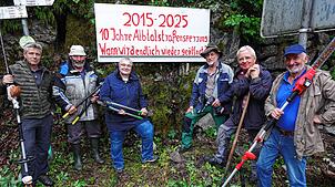Bringen das neue Schild an der gesperrten Albtalstraße an (von links) Stephan Marder, Ulrich Winkler, Eva Rippel, Herbert Nägele, Karl ...