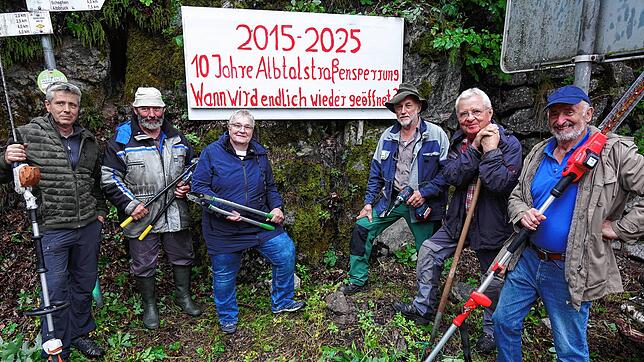 Bringen das neue Schild an der gesperrten Albtalstraße an (von links) Stephan Marder, Ulrich Winkler, Eva Rippel, Herbert Nägele, Karl ...