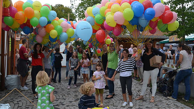 Der Luftballonwettbewerb ist das Dorffest-Ereignis am Sonntagnachmittag.