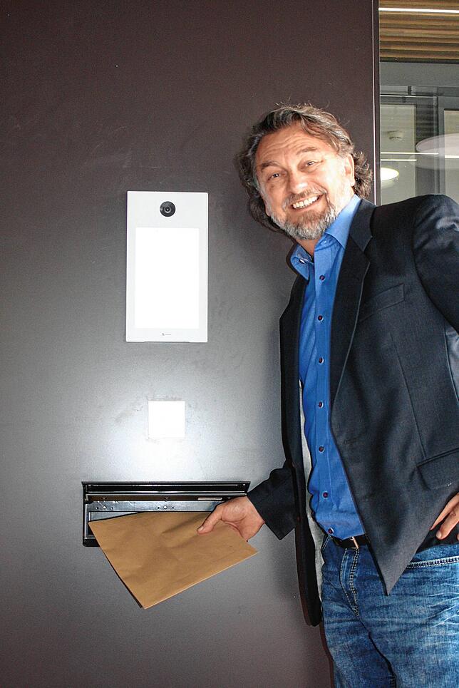 Hier wirft Roland Martin seine Bewerbungsunterlagen in den Briefkasten des Rathauses.