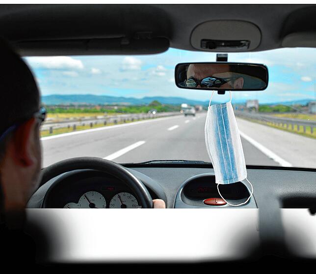 Fahren ohne Maske – das geht nur, solange keine Person aus einem anderen Haushalt mit im Auto sitzt.