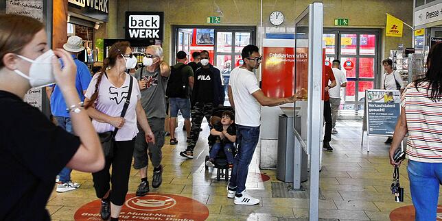Die Abfahrtstafel in der Bahnhofshalle in Singen (Bildmitte) gibt Auskunft, welchen Zug Passagiere mit Neun-Euro-Ticket für ihr Ziel ...