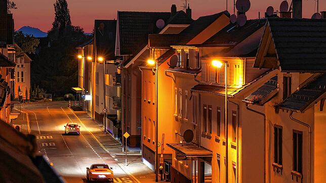 Die Straßenbeleuchtung in Radolfzell (hier in der Bismarkstraße) soll bald vollständig auf LED-Technik umgestellt werden.