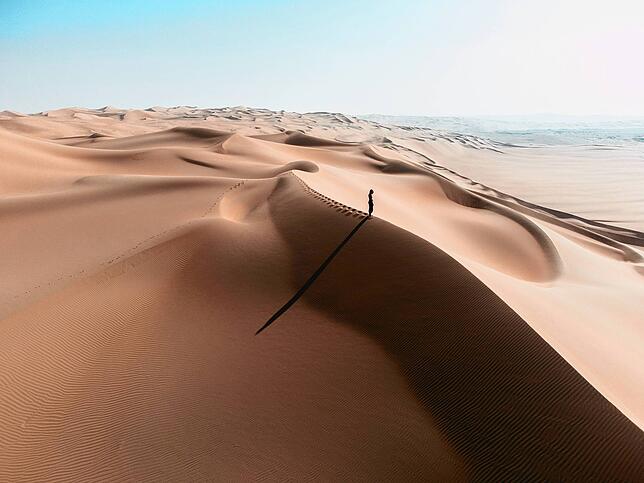 Erster Morgen in der Rub‘Al Khali Wüste. In drei Tagen durchquerten die beiden Weltenbummler aus Wahlwies einen kleinen Teil ...